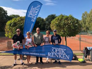 Jörg Althans (Finalist Herren 50), Claudia Wipijewski (Finalistin Damen 40), Thomas Renken (Sponsor), Anja Sunderbrink (Siegerin Damen 40), Axel Seemann (Sieger Herren 50)