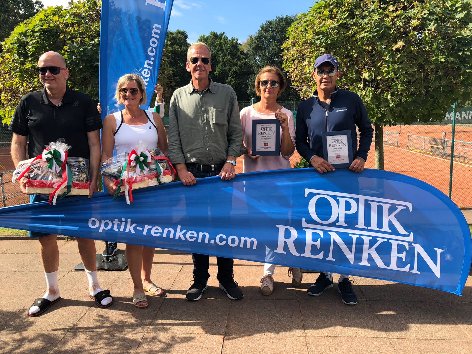 Jörg Althans (Finalist Herren 50), Claudia Wipijewski (Finalistin Damen 40), Thomas Renken (Sponsor), Anja Sunderbrink (Siegerin Damen 40), Axel Seemann (Sieger Herren 50)